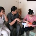 Lương y Nguyễn Hữu Toàn đến thăm bệnh nhân 